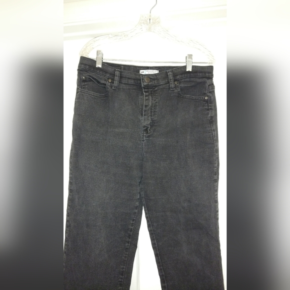 Lee's Relaxed Fit Jeans - Picture 2 of 8